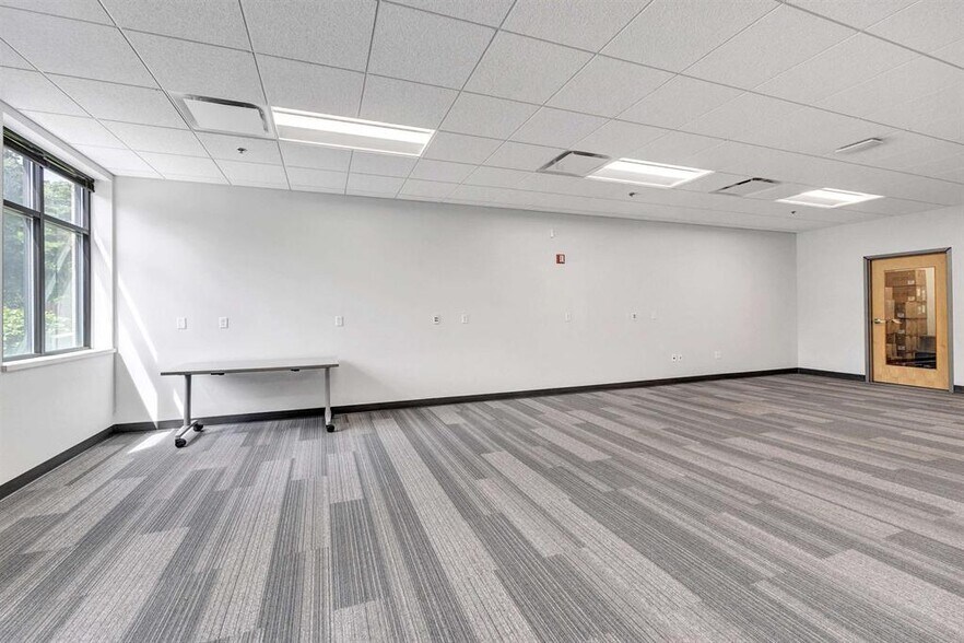 More Photos Of 325 Reid St, De Pere Office For Sale