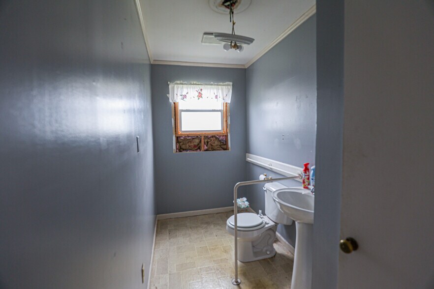 More Photos Of 806 Poplar St, Benton Office For Sale