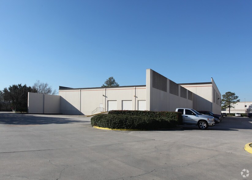 More Photos Of 16440 Air Center Blvd, Houston Light Distribution For Lease