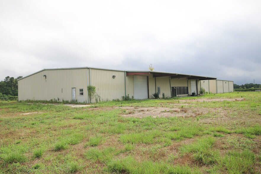 More Photos Of 804 W Mitchell St, Adel Distribution For Lease