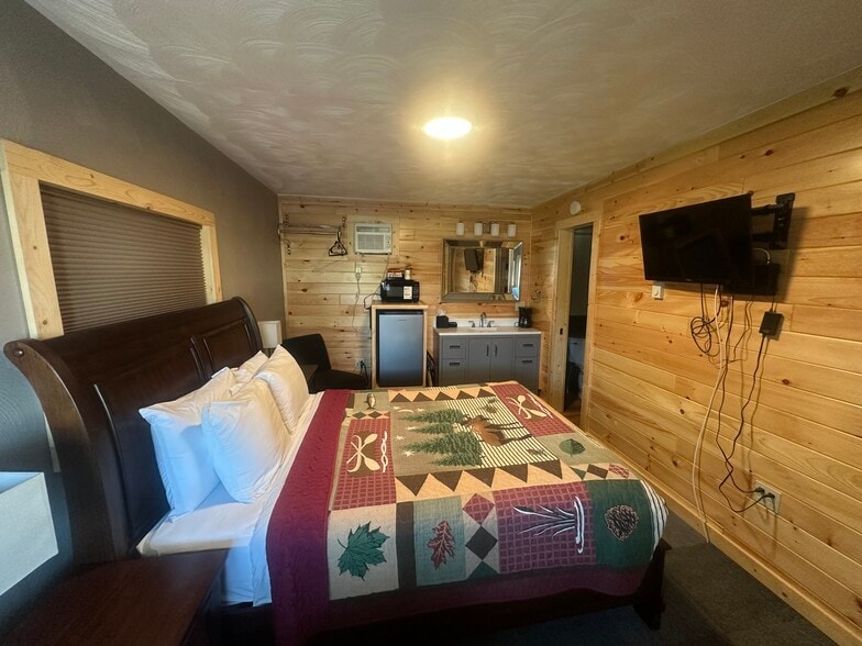 More Photos Of 2040 I-75 Business Loop, Saint Ignace Hotel For Sale