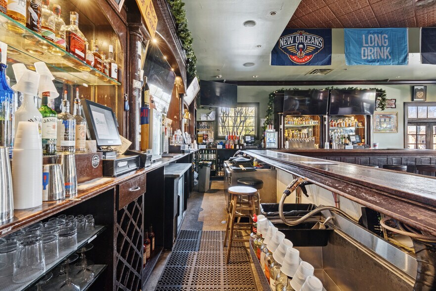 More Photos Of 7538 Maple St, New Orleans Bar For Sale