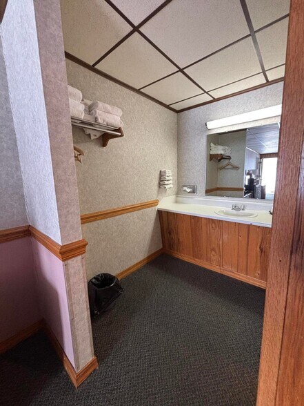 More Photos Of 17089 Boot Jack Rd, Ridgway Hotel For Sale