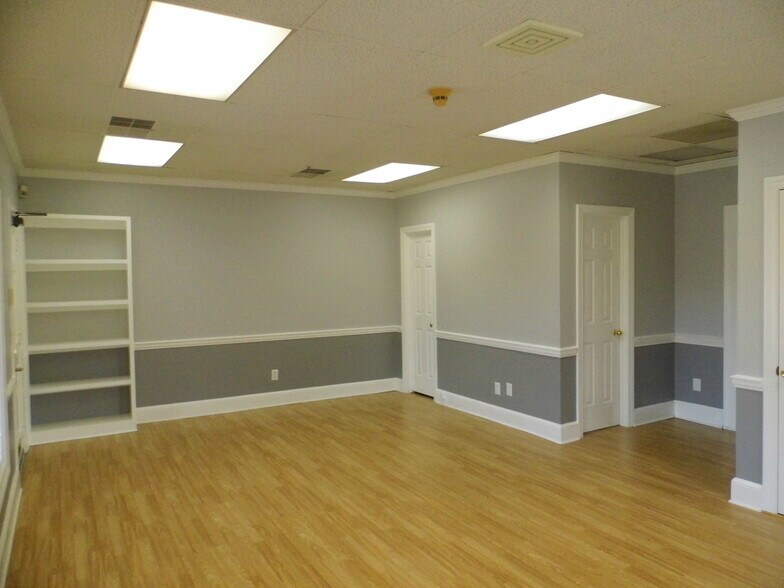 More Photos Of 200 Market Pl, Roswell Office Residential For Lease