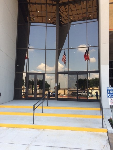 More Photos Of 1800 Teague Dr, Sherman Office For Lease