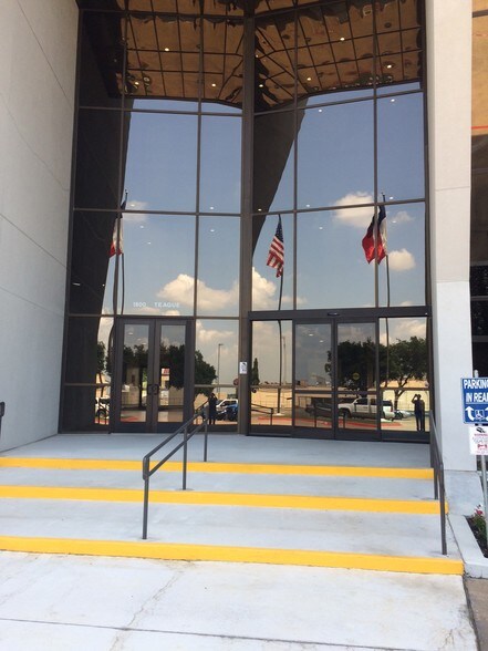 More Photos Of 1800 Teague Dr, Sherman Office For Lease