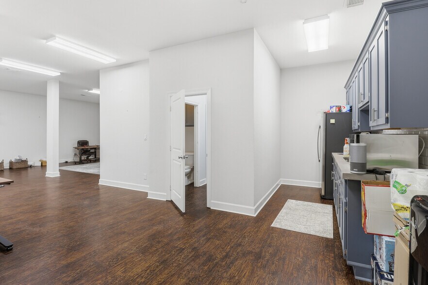 More Photos Of 5342 5th St, Katy Freestanding For Lease