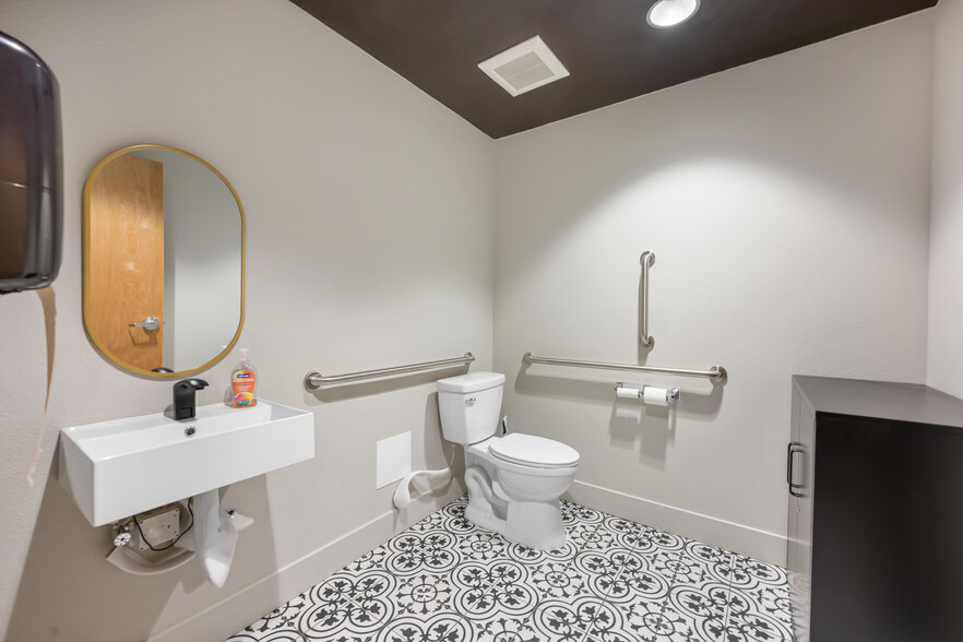 More Photos Of 104-108 W 31st St, Garden City Light Manufacturing For Sale