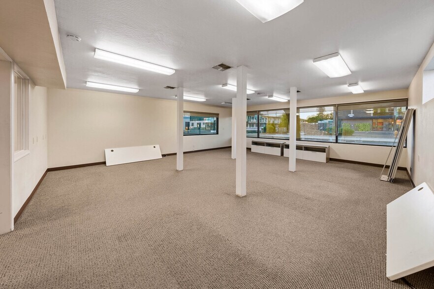 More Photos Of 735 SE 7th St, Grants Pass Office For Sale