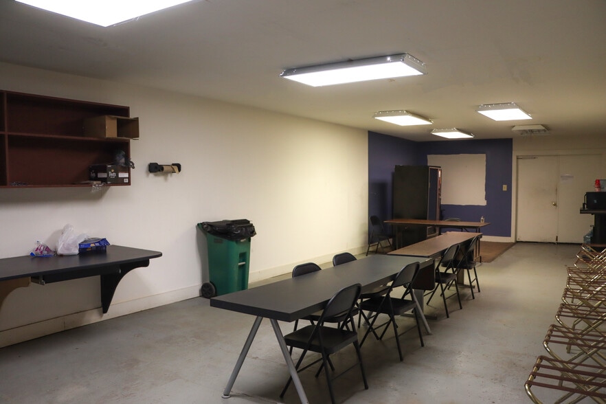 More Photos Of 827 Douglas Ave, Portsmouth Warehouse For Lease