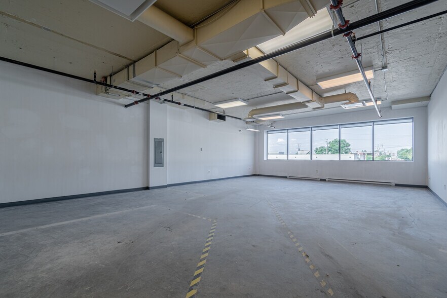 More Photos Of 875 Boul Charest O, Québec Office For Sale