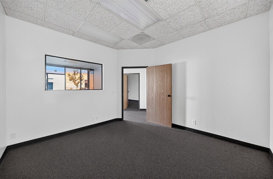More Photos Of 550-590 E Arrow Hwy, San Dimas Warehouse For Lease