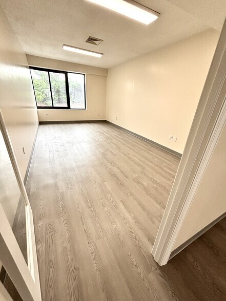 More Photos Of 1961 49th St, Long Island City Office For Lease