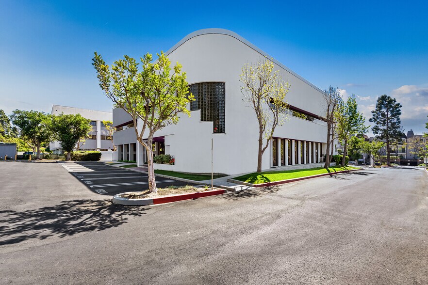 More Photos Of 5875 Green Valley Cir, Culver City Loft Creative Space For Lease