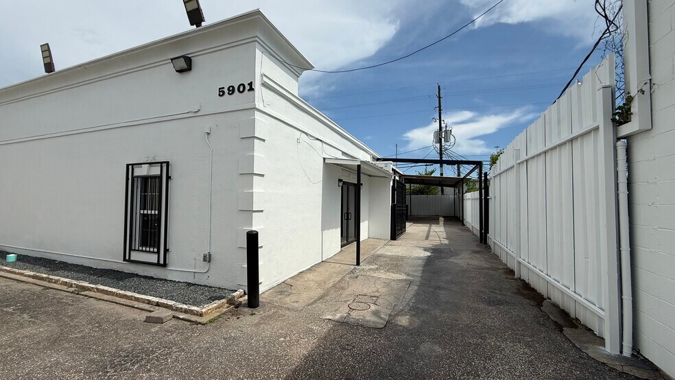 More Photos Of 5901 Schumacher Ln, Houston Office Residential For Lease