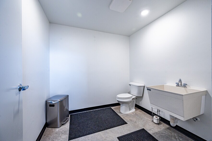 More Photos Of 4155 Overland Rd, Hobart Warehouse For Sale