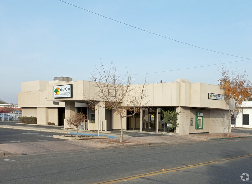 Primary Photo Of 255 E King St, Tulare Bank For Lease