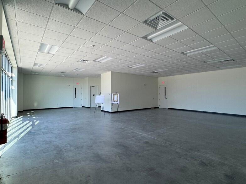 More Photos Of 555 9th St NE, Altoona Distribution For Lease