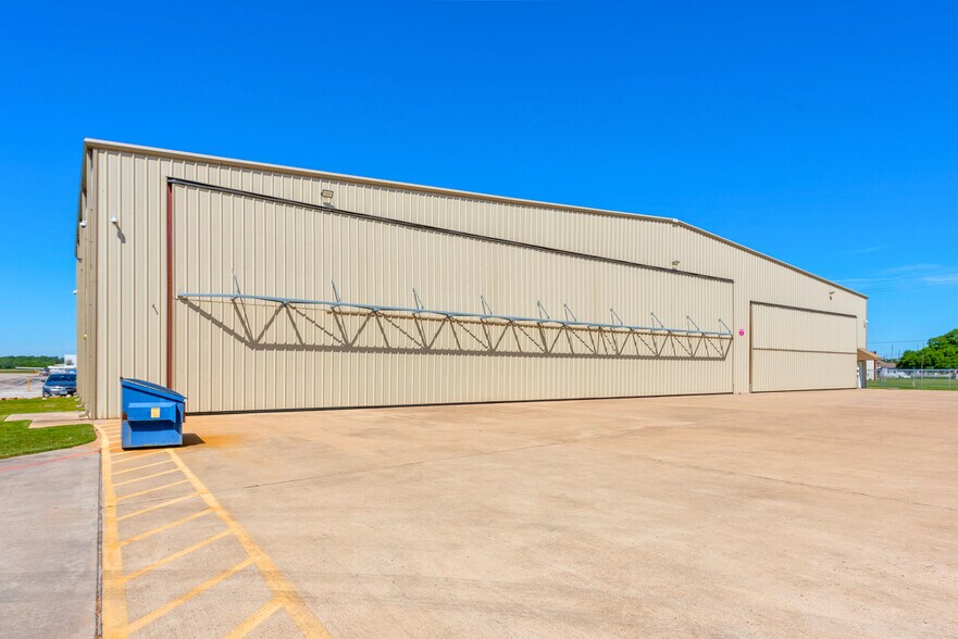 More Photos Of 20115 Stuebner Airline Rd, Spring Airplane Hangar For Lease