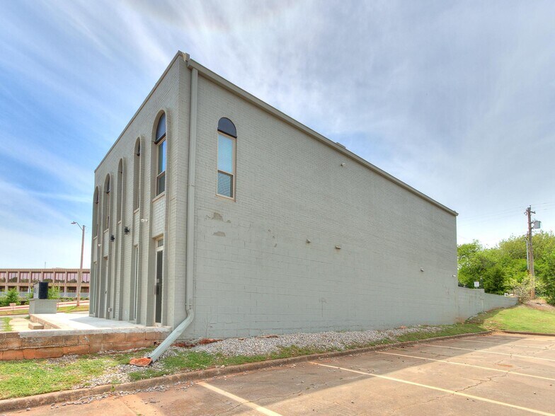 More Photos Of 505 NE 46th St, Oklahoma City Office For Lease