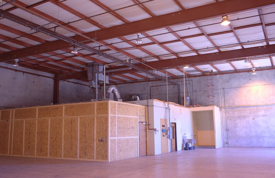 More Photos Of 2004 Lamar Dr, Round Rock Warehouse For Lease