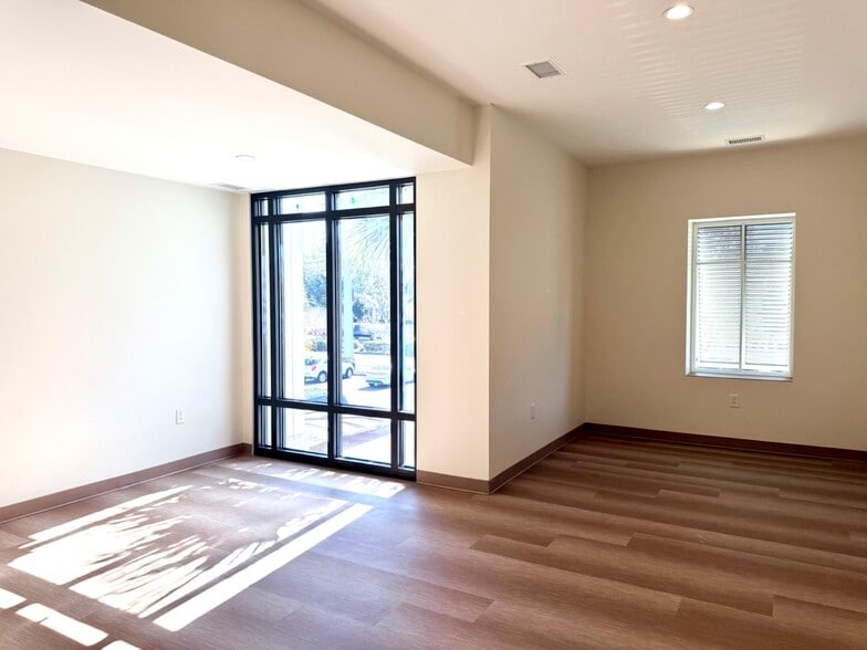 More Photos Of 814 Johnnie Dodds Blvd, Mount Pleasant Medical For Lease