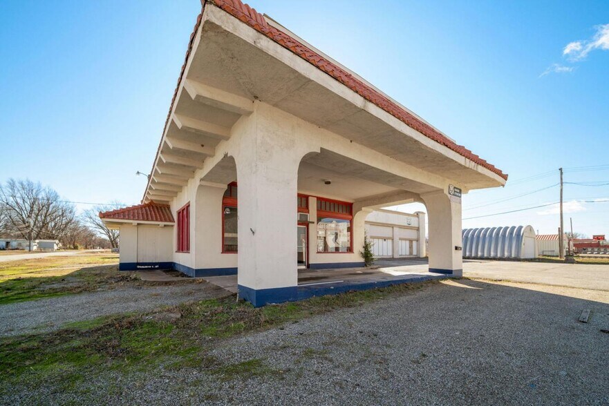 More Photos Of 12 SE 1st St, Afton Storefront For Sale