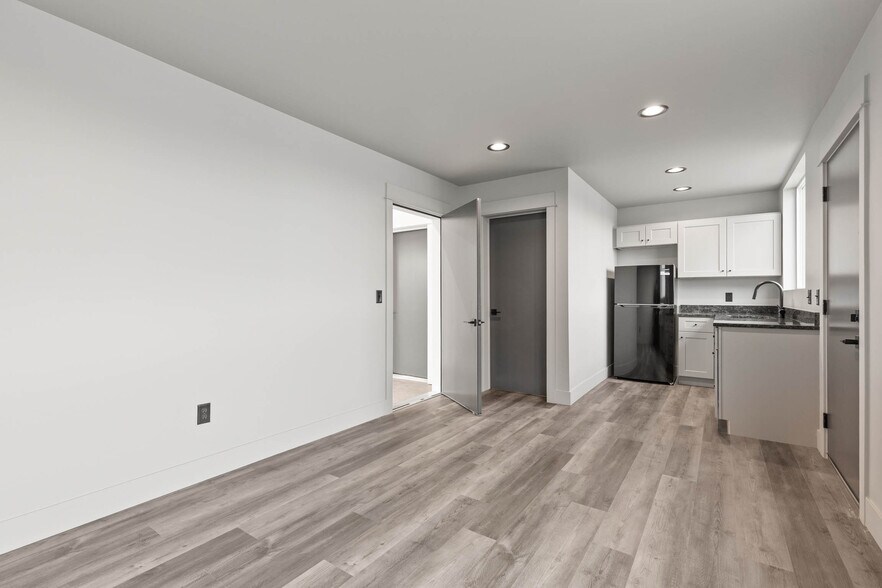 More Photos Of 204 Fletching way, Belgrade Showroom For Sale
