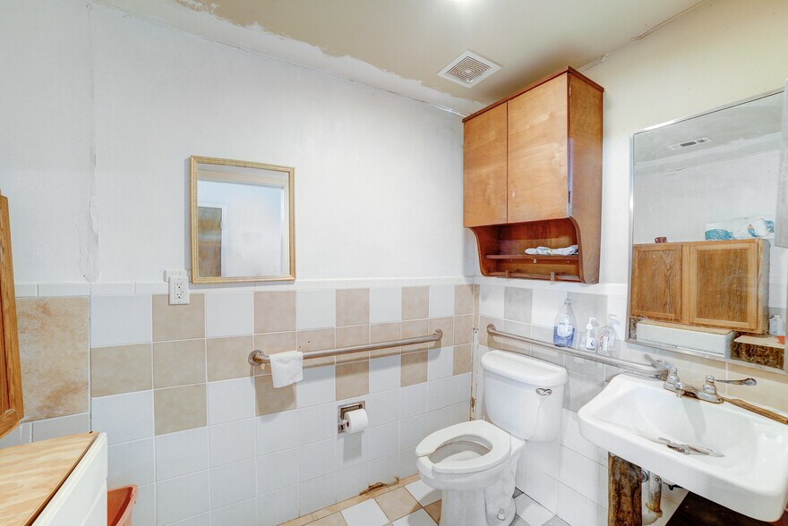More Photos Of 1901 Waugh Dr, Houston General Retail For Sale