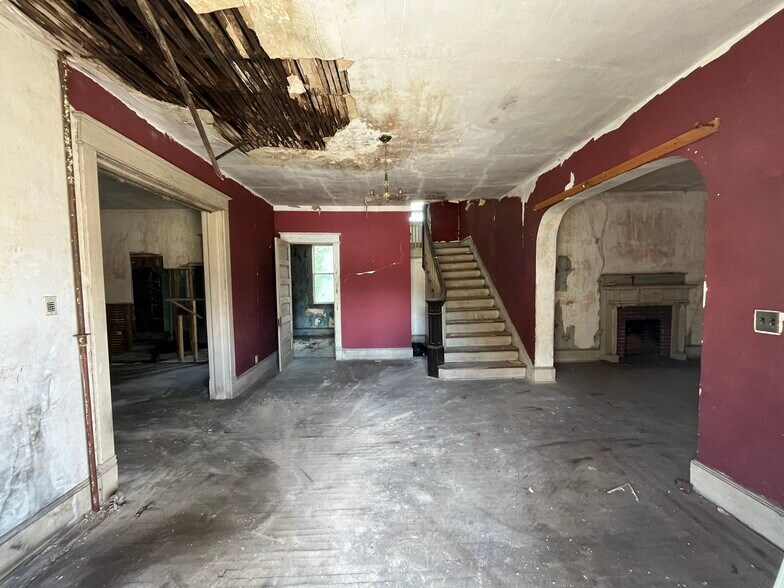 More Photos Of 17 Corling St, Petersburg Flex For Sale