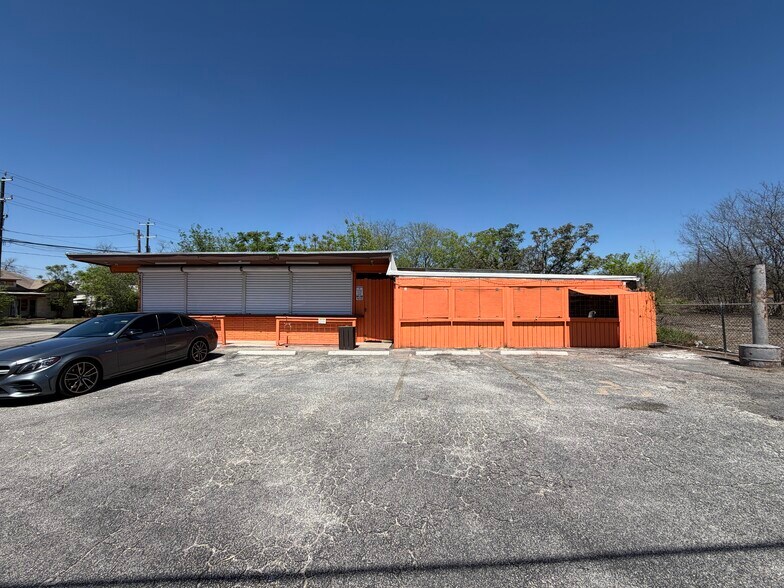 Primary Photo Of 1701 E Houston St, San Antonio Restaurant For Lease