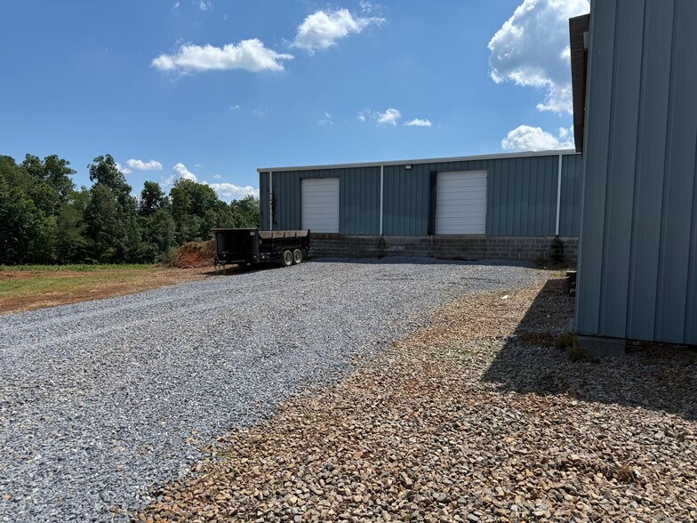 More Photos Of 990 Epco Dr, Dandridge Warehouse For Lease