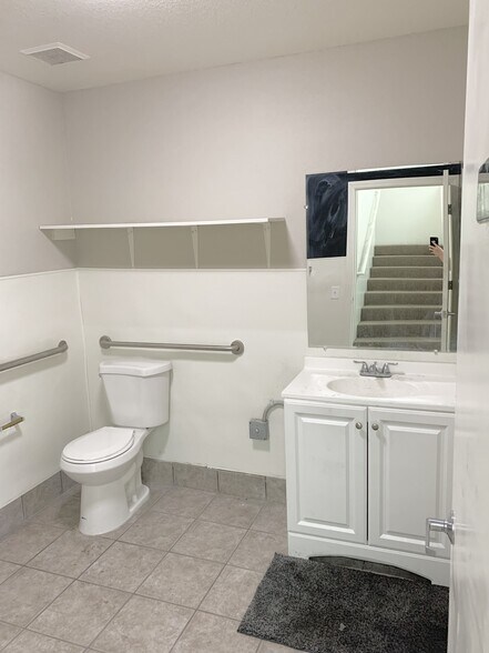 More Photos Of 5790 Wynn Rd, Las Vegas Showroom For Lease