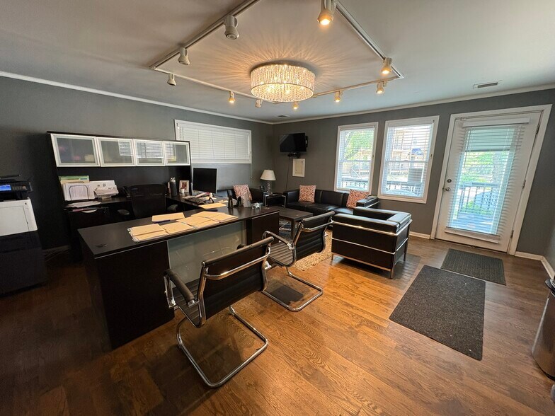 More Photos Of 4512 Roanoke Pky, Kansas City Office For Sale