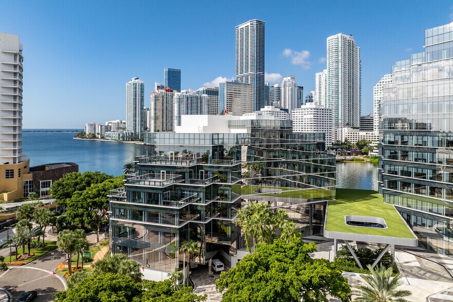 More Photos Of 501 Brickell Key Dr, Miami Office For Lease