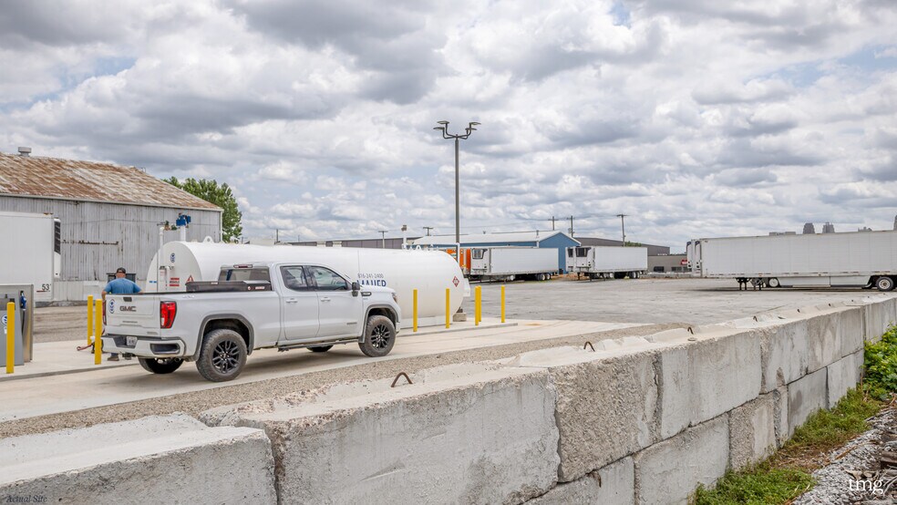 More Photos Of 200 W 11th Ave, North Kansas City Warehouse For Sale