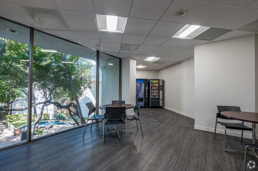 More Photos Of 2655 Villa Creek Dr, Dallas Office For Lease