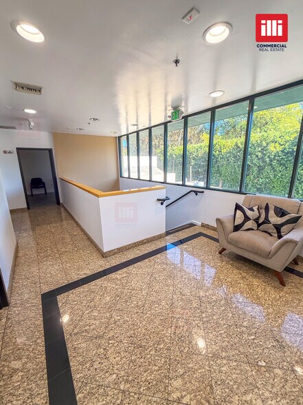 More Photos Of 16952 Ventura Blvd, Encino Medical For Lease