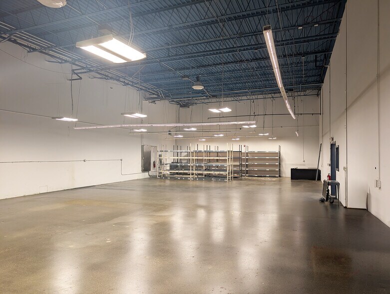 More Photos Of 32 Executive Dr, Hudson Manufacturing For Lease