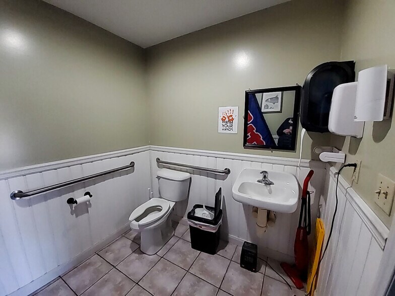 More Photos Of 5750-5788 N Ridge Rd, Madison Flex For Sale