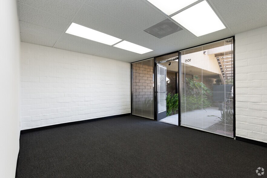 More Photos Of 23930-23978 Craftsman Rd, Calabasas Warehouse For Lease