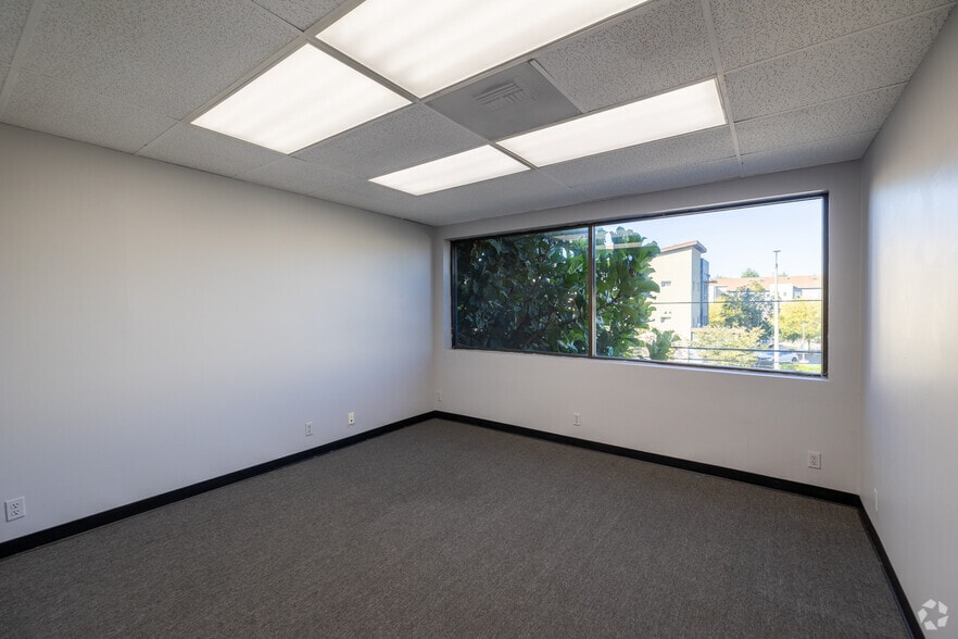 More Photos Of 314 N Wilmington Blvd & 915 W C St, Wilmington Showroom For Lease
