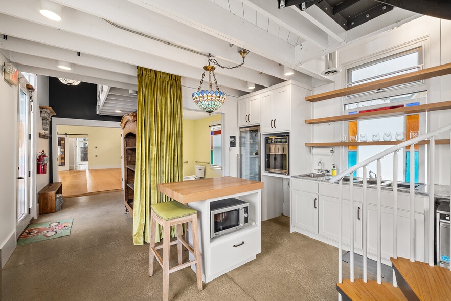 More Photos Of 20 N Mulberry St, Mansfield Office For Sale