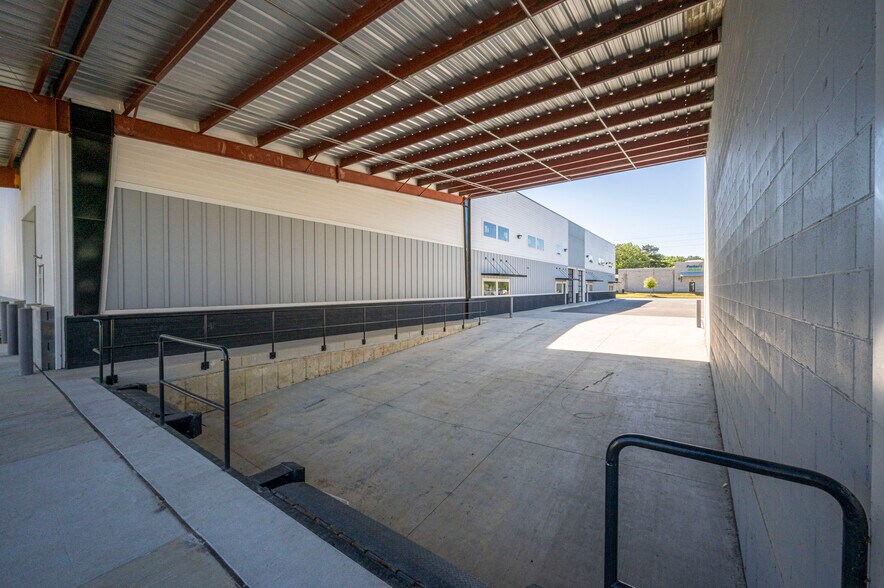 More Photos Of 8120 Windsor Hill Blvd, North Charleston Light Distribution For Sale