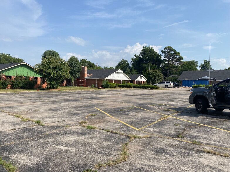 More Photos Of 5512 S Western Ave, Oklahoma City Office For Sale