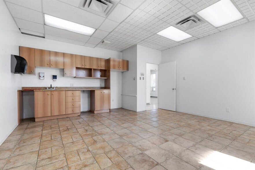 More Photos Of 1000 Rue Nationale, Terrebonne Manufacturing For Lease