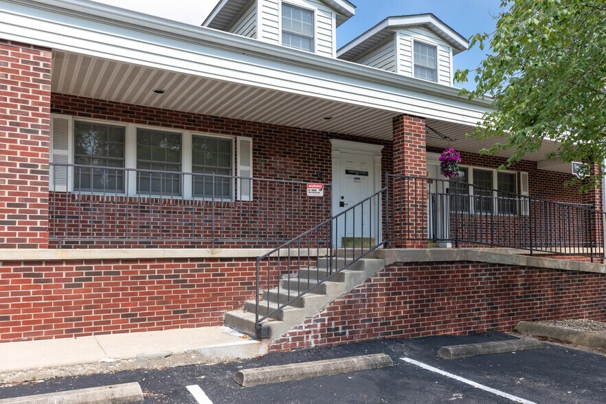 More Photos Of 640 S Walker St, Bloomington Medical For Sale