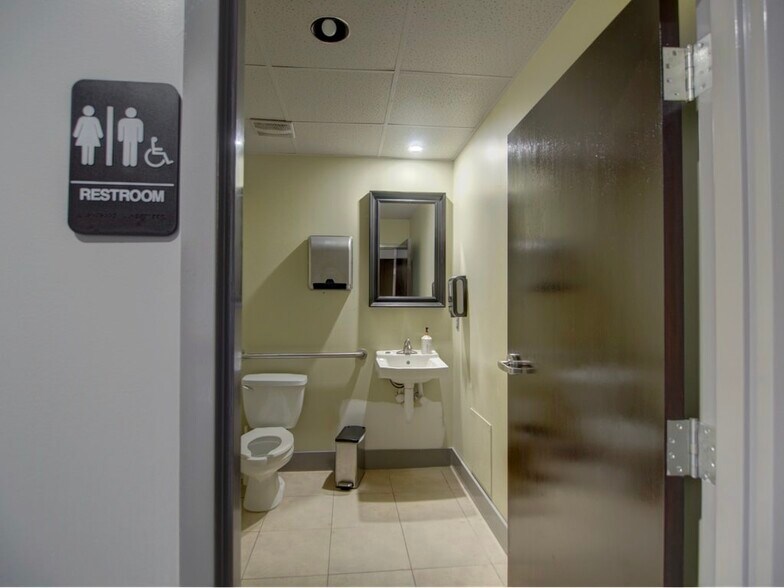 More Photos Of 1000 Van Buren Ave, Indian Trail Flex For Lease