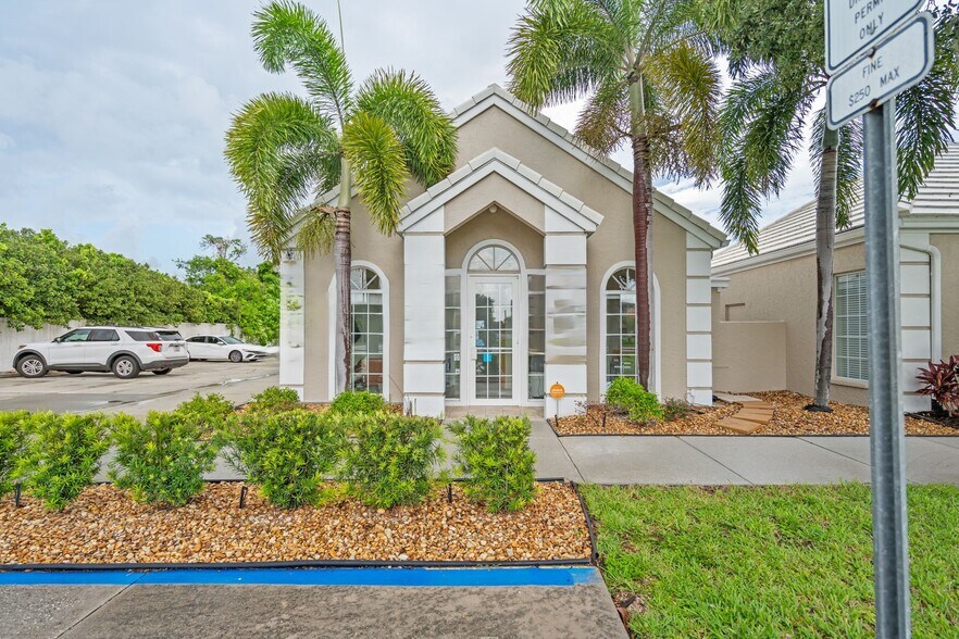 More Photos Of 3900 Clark Rd, Sarasota Medical For Sale