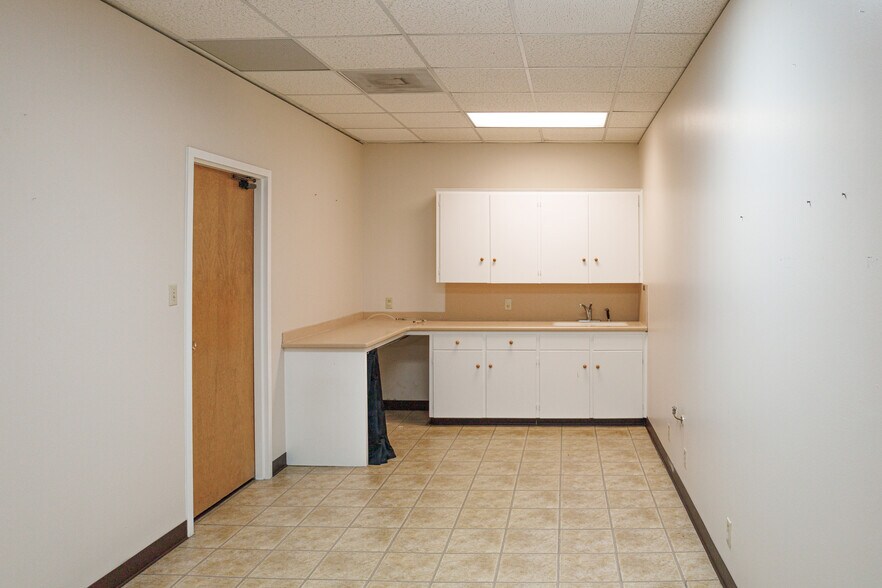 More Photos Of 301-305 S Pioneer Dr, Abilene Office For Lease